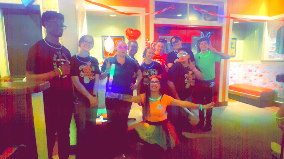 MissLady_LA's tweet photo. Chilis powers glows &amp; shines bright for Saint Judes! Co. Springs co! such a success &amp; such a fun time! got some great donations &amp; our guest had a great time glowing with us! @clmassey11 @Cryforredwolf @Chilis #teampowers #chilislove #chilishopecaptain #mountainregion #saintjude https://t.co/e3MI2rFKLM