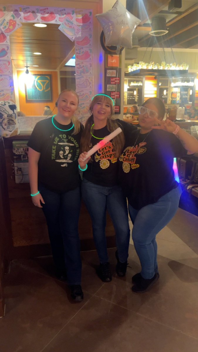 MissLady_LA's tweet photo. Chilis powers glows &amp; shines bright for Saint Judes! Co. Springs co! such a success &amp; such a fun time! got some great donations &amp; our guest had a great time glowing with us! @clmassey11 @Cryforredwolf @Chilis #teampowers #chilislove #chilishopecaptain #mountainregion #saintjude https://t.co/e3MI2rFKLM