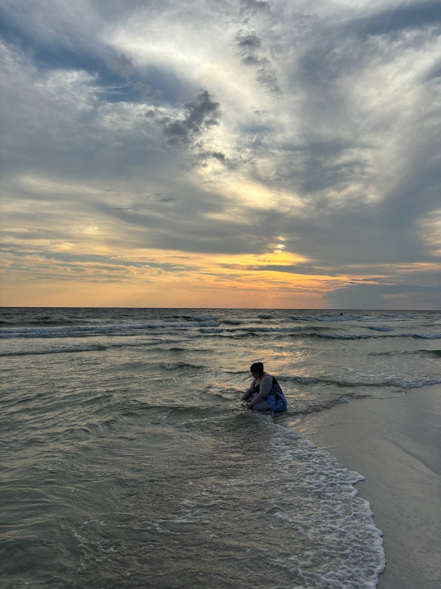 clairabaintv's tweet photo. Happy 24 to me 😊 enjoying a trip with the fam ❤️ https://t.co/hMxa7Js8US