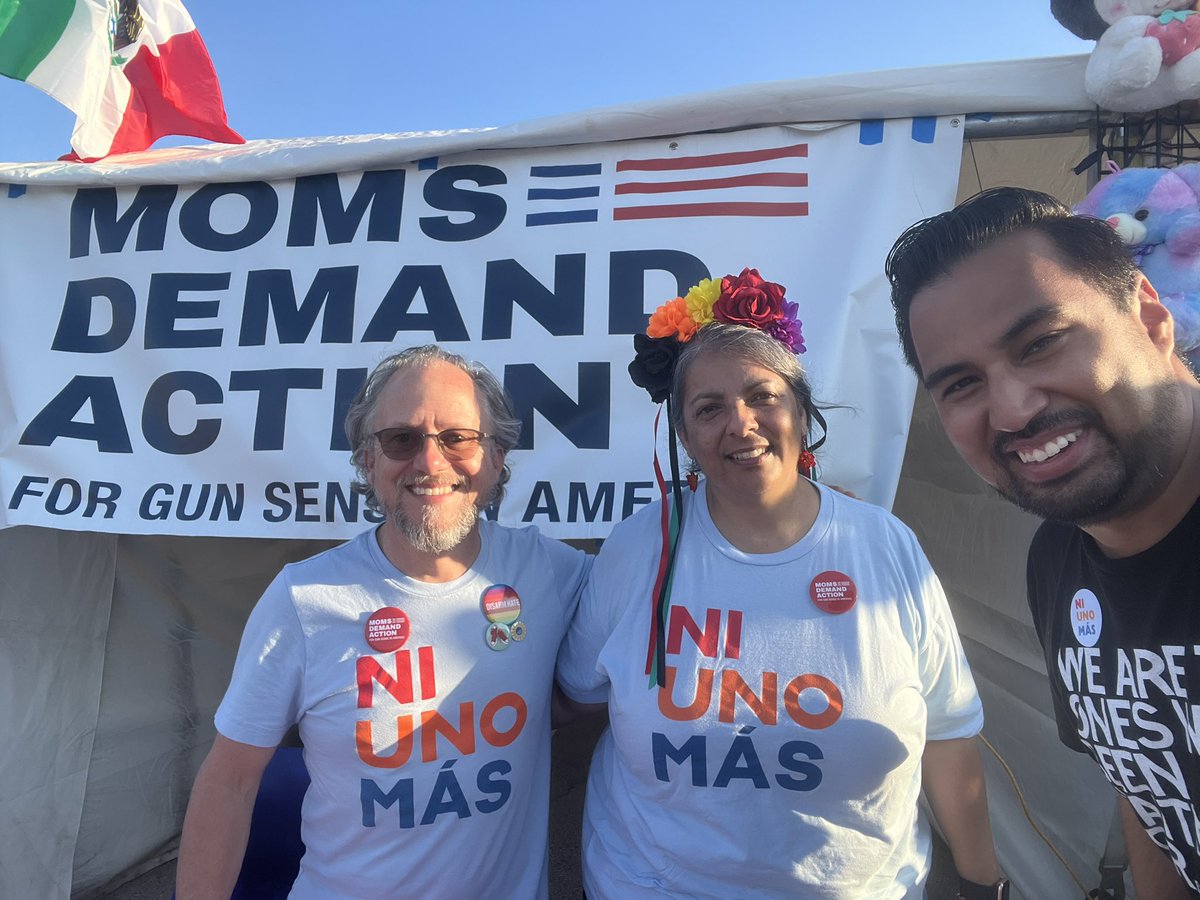 MannyAbarcaIV's tweet image. One of my favorite parts of tonight’s fiesta was making two new friends representing @MomsDemand .

Having them there, educating, sharing in the grief and desire for #CommonSenseGunReform was a powerful feeling. #Latinos we are a silent giant, passively, and humbly moving through…