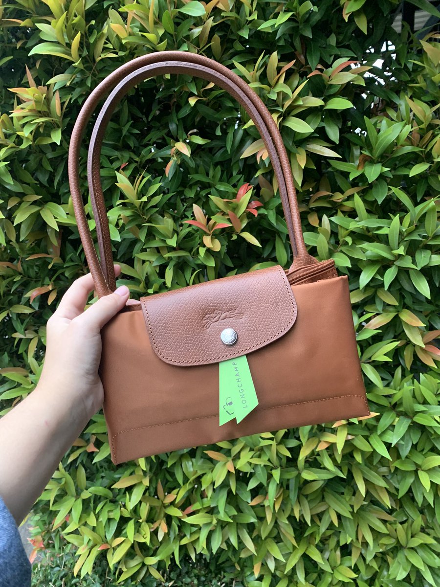 stroobeyyi's tweet photo. Wts longchamp authentic 100% price under 2 jt #wtb #wts #zonauang #longchamp #jualtas https://t.co/GSNlfzm8DL