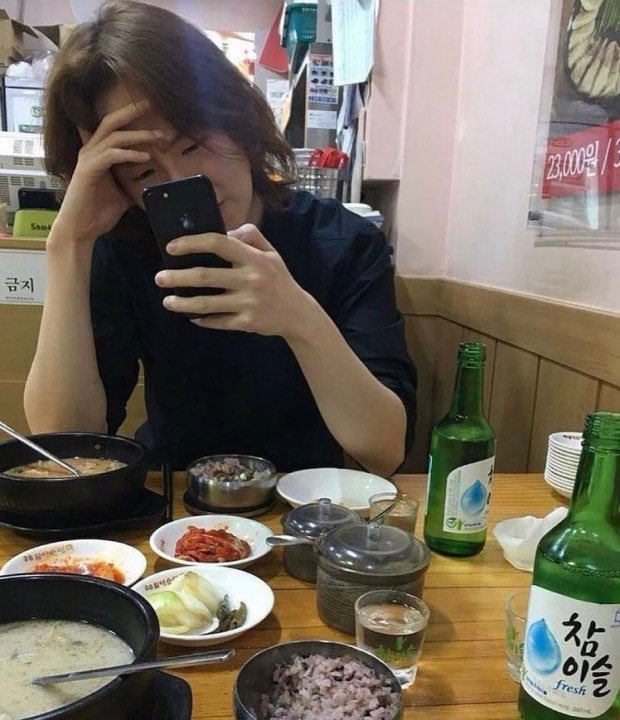 roll6ooksj's tweet photo. 금수저에서 키스신 나올때마다 일시정지 버튼 누르고 아래 짤 처럼 오분 한숨쉬고 재생버튼 다시 눌렀다고｡ ㅎㅏ｡ (ㅋㅋ) https://t.co/ASF25khZf3