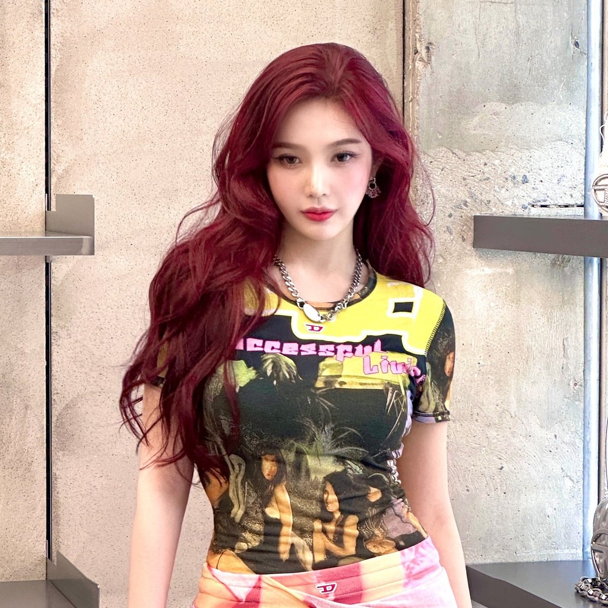 hwafecito's tweet photo. ok, but we all agree that in the next comeback of red velvet joy should stay red haired, she is the only idol who looks good in red...is so hot, cunty, pretty and girly
#JOY #RedVelvet #RedVelvetComeback https://t.co/bQHxTzoBGi