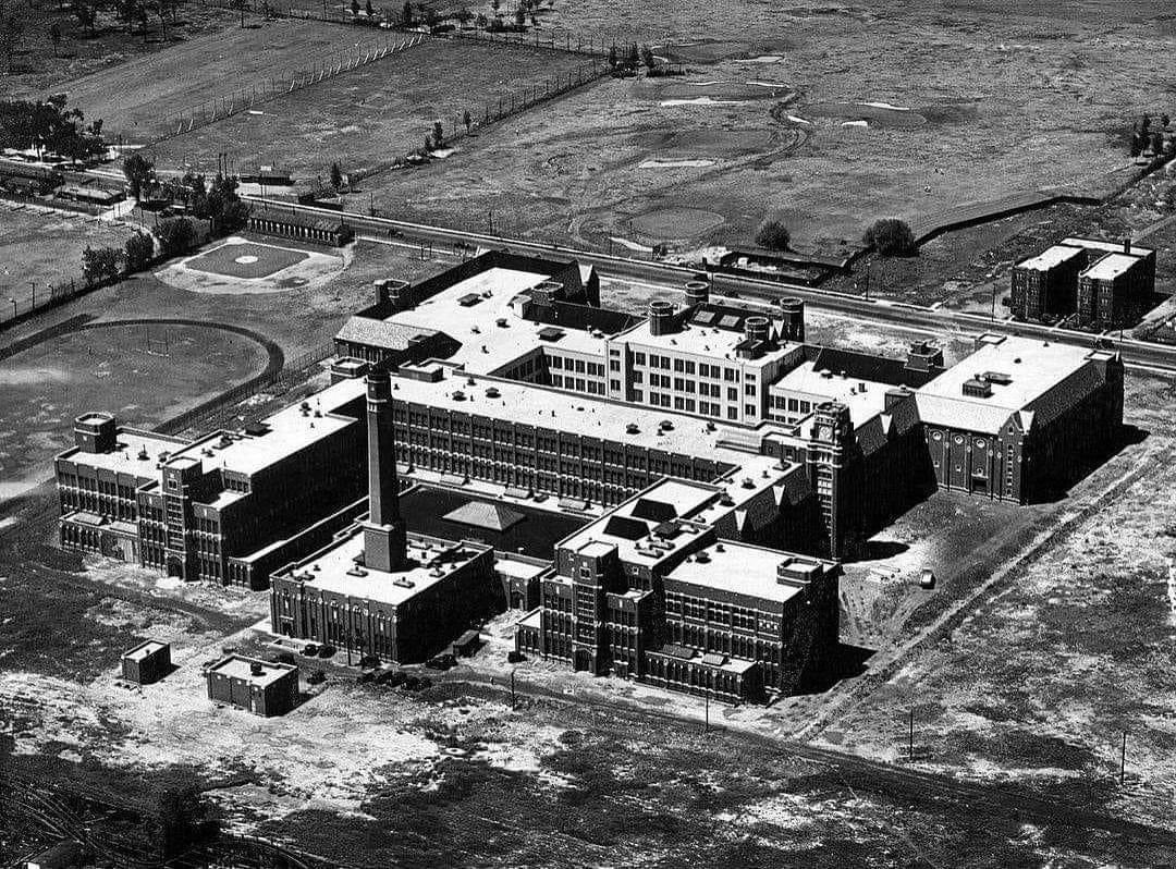 Chicago_History's tweet photo. Lane Tech High School at Western and Addison. (1934).

#ChicagoHistory ☑️ https://t.co/4LxBv6i39d