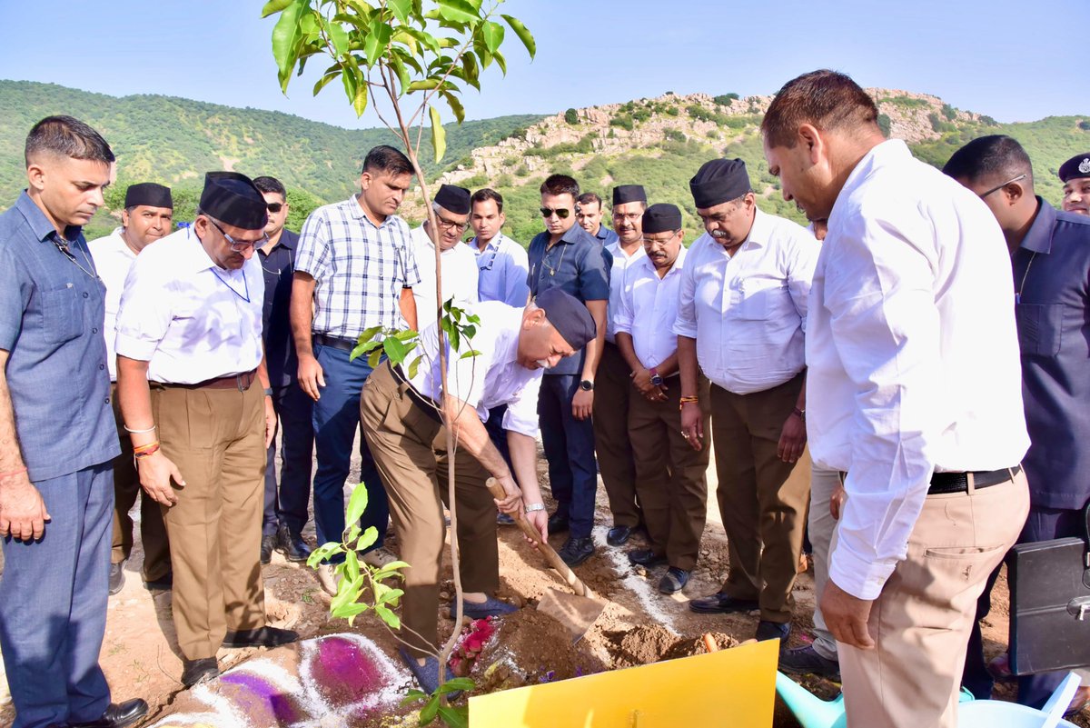 byadavbjp's tweet photo. आज अलवर में राष्ट्रीय स्वयंसेवक संघ के सरसंघचालक आदरणीय श्री मोहन भागवत जी ने मातृ वन में पौधरोपण किया। अलवर का मातृ वन 10,000 महिलाओं और 16 संस्थानों की सहभागिता से #एक_पेड़_माँ_के_नाम अभियान के अंतर्गत विकसित हो रहा है। 

इस अवसर पर श्री भागवत जी को अभियान के अंतर्गत लगाए जा रहे देशी पौधों की जानकारी दी गयी। उन्होंने पर्यावरण अनुकूल पौधों के संवर्धन पर बल दिया।