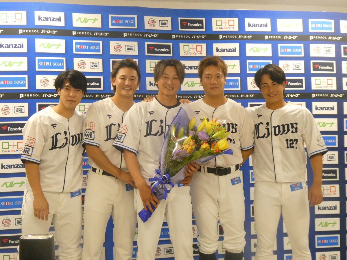 GiantFansLive's tweet photo. 9月15日(日)
#金子侑司 選手引退会見

同期の高橋朋巳さんや後輩も駆けつけ
あたたかい会見となりました。

#Seibulions #ライオンズ https://t.co/N5vQ4g3h40