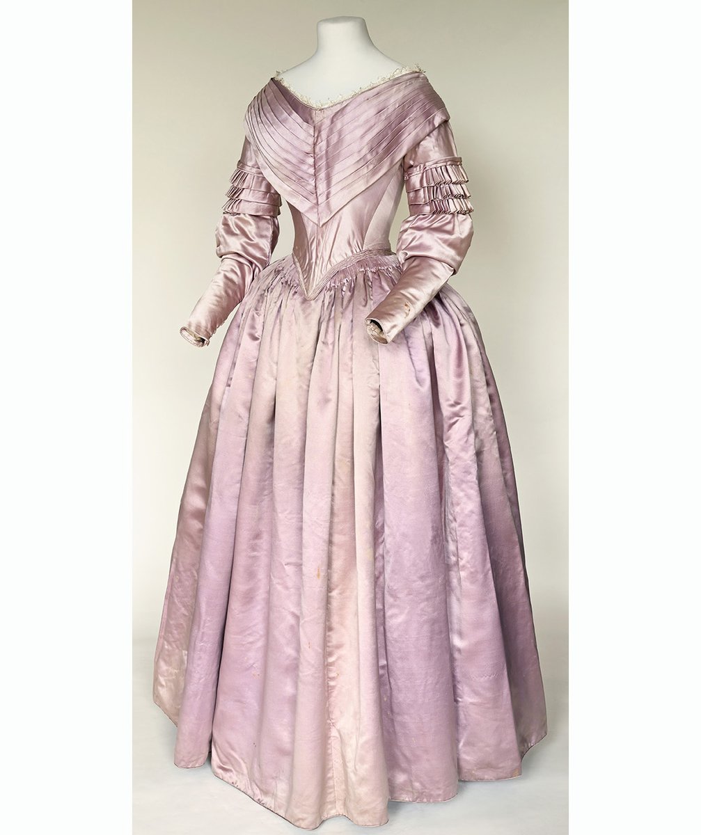 plummie9's tweet photo. Lilac Silk Satin Dress, c.1840.

Boned bodice, blonde lace trim, lined in cotton.

©️ The Hopkins Costume Trust

#FashionHistory  #FashionArt https://t.co/CvmwLtJnEQ
