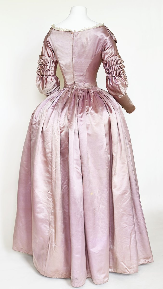 plummie9's tweet photo. Lilac Silk Satin Dress, c.1840.

Boned bodice, blonde lace trim, lined in cotton.

©️ The Hopkins Costume Trust

#FashionHistory  #FashionArt https://t.co/CvmwLtJnEQ