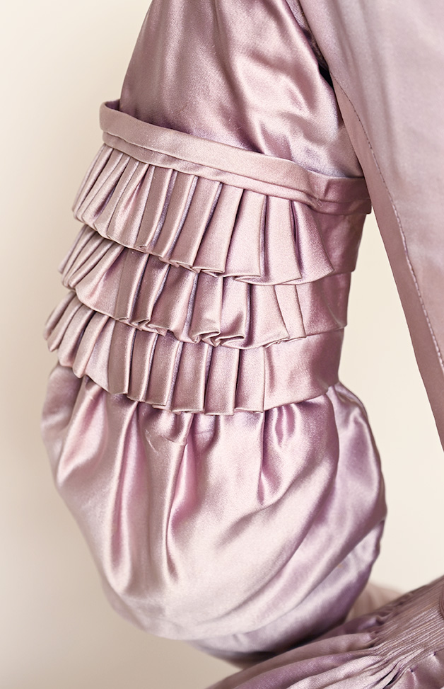 plummie9's tweet photo. Lilac Silk Satin Dress, c.1840.

Boned bodice, blonde lace trim, lined in cotton.

©️ The Hopkins Costume Trust

#FashionHistory  #FashionArt https://t.co/CvmwLtJnEQ