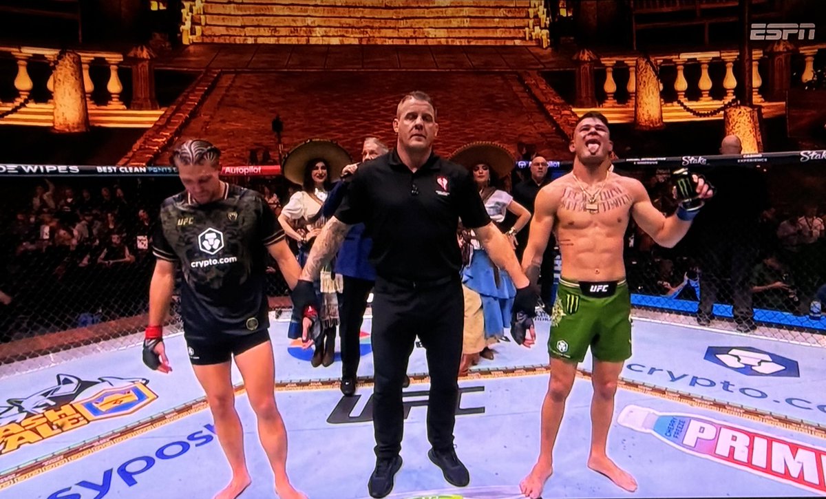 fanaticosMMAGT's tweet photo. Gran victoria de Diego Lopes vía decisión unánime 30/27 x 3, sobre Brian Ortega que nadó contra corriente los tres asaltos, simplemente fue superado en todos los aspectos. Diego está para grandes cosas, muy completo! #NocheUFC #UFC306 https://t.co/uoVXXcDQ3u