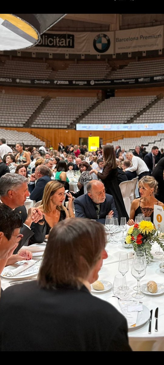 Yolanda Díaz sentada a comer en la misma mesa que el ultraderechista xenófobo Xavier García Albiol.
Si 10 personas se sientan a comer con un fascista, en la mesa hay 11 fascistas.