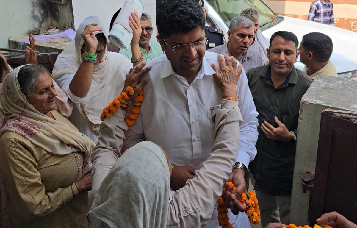 Dushyantism1's tweet photo. दुष्यंत में माँओं को बेटा और बहनों को भाई नज़र आता है।एक छवि जो आज की राजनीति में बहुत मायने रखती है।@Dchautala सरकार में महिलाओं को सुरक्षित और शिक्षित माहौल देने के लिए प्रतिबद्ध है।
#Haryana माँगे ��ुष्यंत चौटाला।
#HaryanaElection2024 
#HaryanaElection 
@JJPofficial https://t.co/3PFKE4XW9p