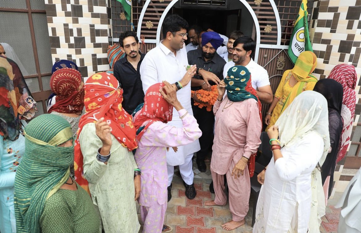 Dushyantism1's tweet photo. दुष्यंत में माँओं को बेटा और बहनों को भाई नज़र आता है।एक छवि जो आज की राजनीति में बहुत मायने रखती है।@Dchautala सरकार में महिलाओं को सुरक्षित और शिक्षित माहौल देने के लिए प्रतिबद्ध है।
#Haryana माँगे ��ुष्यंत चौटाला।
#HaryanaElection2024 
#HaryanaElection 
@JJPofficial https://t.co/3PFKE4XW9p