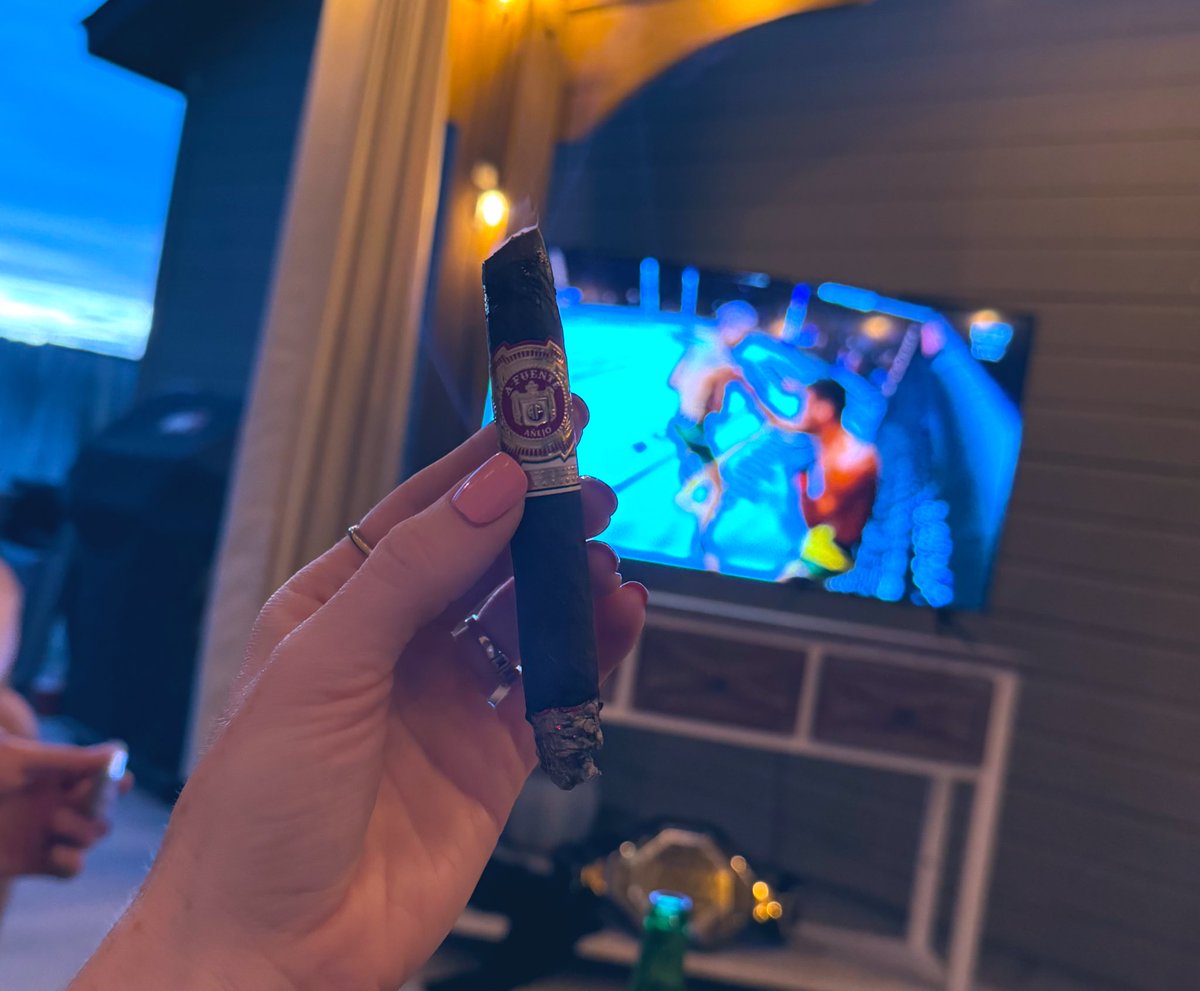 #UFCNoche  With a Arturo Fuente Añejo 🔥