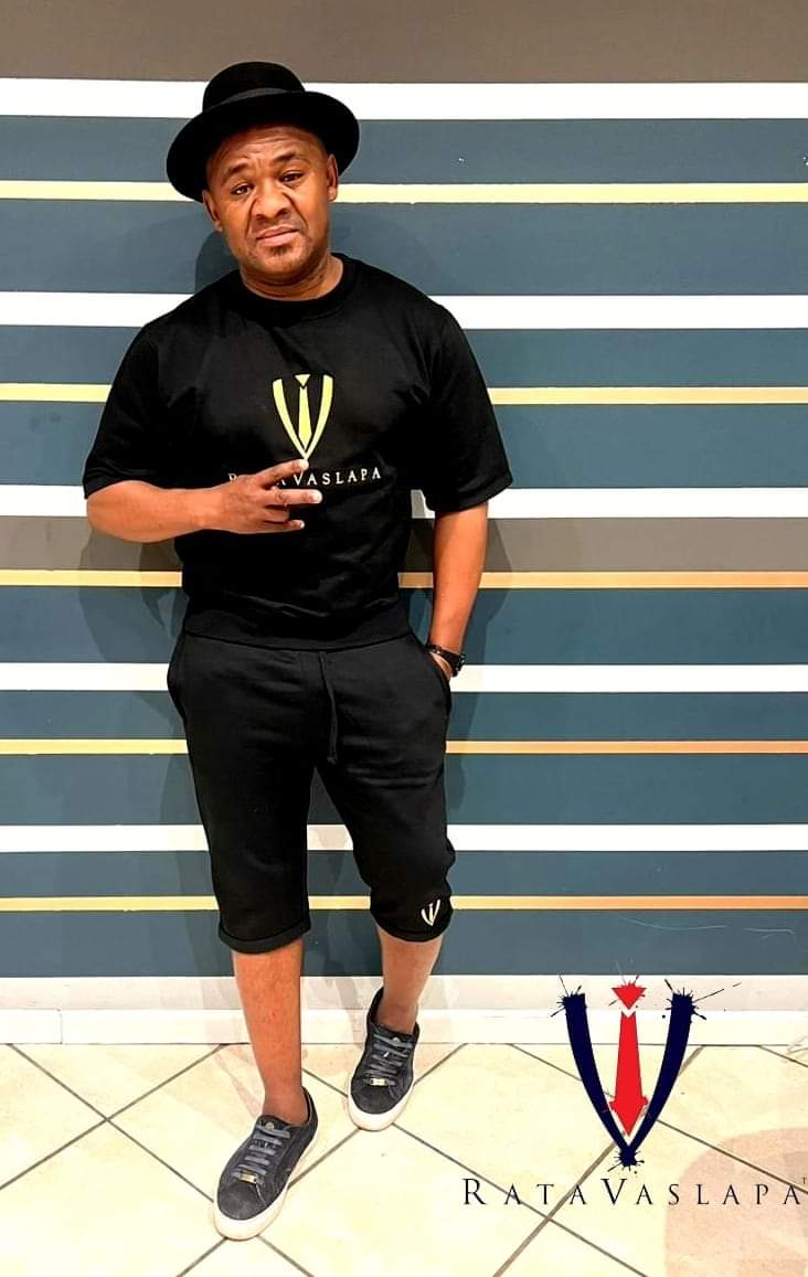 moscof_lee's tweet photo. RataVaslapa, dressing the Influencial @AndyT_ZA

Much love boi!

#RataVaslapa @TownshipBrands @AndzoDNote @MolemaRebaoneC @SakhileDope @SinfordLebogang https://t.co/5H84FXKjo5