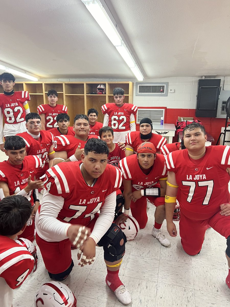 CoachJaviT75's tweet photo. First varsity game with my son in the sidelines.  Truly blessed for this memory 🙏🙏🏈🏈 https://t.co/YcOXGLWgEq