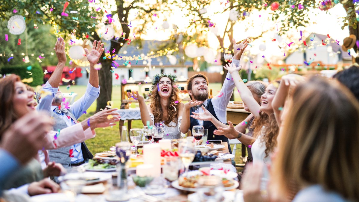 🍹 Looking to surprise your wedding guests? Here are 17 reception ideas that will have everyone talking long after the party ends: theknot.com/content/weddin…