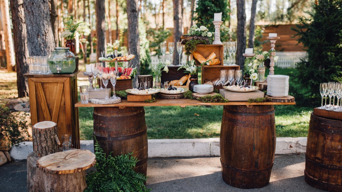 ⚙️ Rustic wedding ideas for couples who love cozy, down-to-earth vibes! Discover inspiration for your ceremony and reception decor, as well as DIY projects and vintage-inspired details on our Pinterest: pinterest.com/OctaveEventGro…