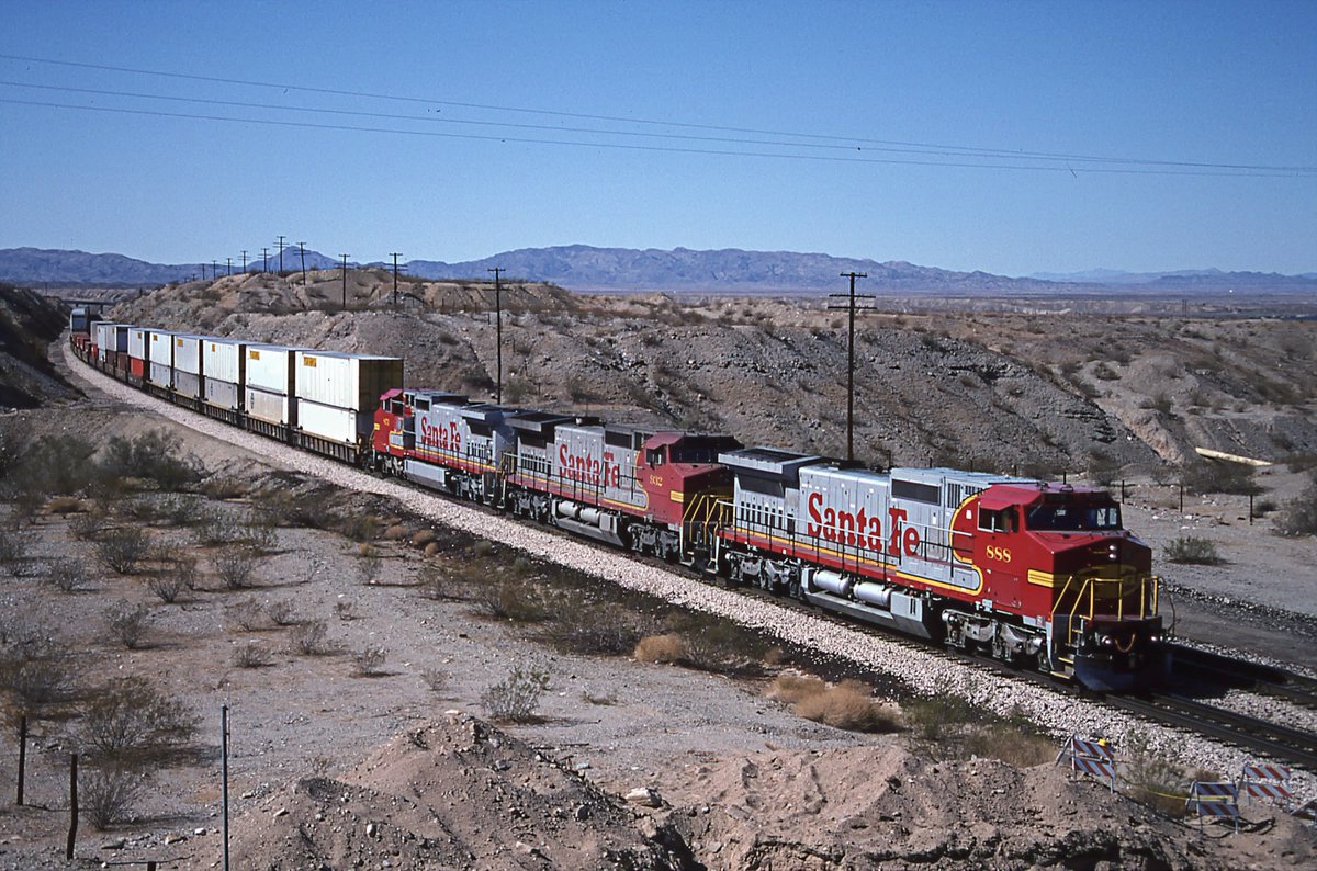 railfan4christ's tweet photo. AT&SF 888 east leads a couple of sisters on an eastbound COFC train approaching the Colorado River near Topock, AZ on 2/24/1996.
#warbonnet #warbonnetweekend #santaferailway #trains #railfanning #trainspotting @QStationMedia https://t.co/Cs34LW0dlX