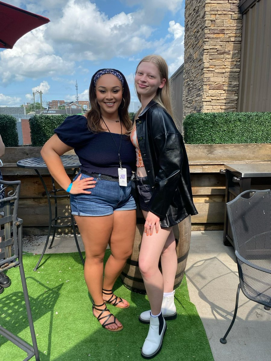 itsmelisalol's tweet photo. before the day ends on twitter i gotta wish my bestie a public happy bday @baileyscircle love u love u love https://t.co/ZVkfGAy0lo