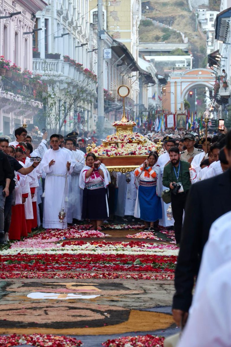 IVEV156's tweet photo. Dios de amores Santa Eucaristía, mira al pueblo de tu corazón ♥️ Todo es tuyo lo has jugado un día, todo es tuyo. Salva al Ecuador 🇪🇨 https://t.co/FauNlUUoPn