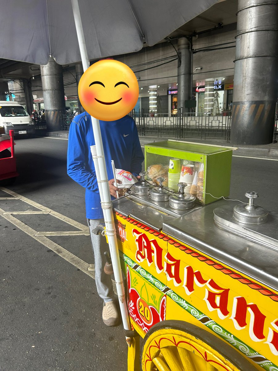 FanGirlingSuson's tweet photo. Kuya: Ma'am wala po ako pera pambayad, mahal po yan!

- Hindi po, libre po yan, pinamimigay po ng SB19 at A'tin 🥰

Nagdi-dispatch lang naman ako ng mga donations niu pero naso-soft hour ako uyyyy! Kanina pa masakit lalamunan ko kakapigil umiyak! https://t.co/LeUytGtGrl