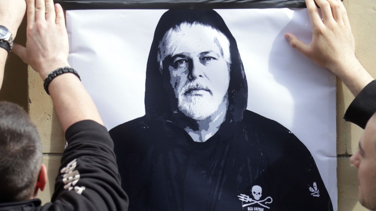 MorizurC's tweet photo. A la Une de "La Revue de la Z'maine"de PrendreParti : le succès du Teatro Container de Valparaiso au Festival de Moscou, Paul Watson raconte sa détention au Groenland, André Queffelec raconte 35 années d’aventures "Bagad Plougastell et arts de la rue" … https://t.co/SEM2unluJ8 https://t.co/B0SqhKhWn6
