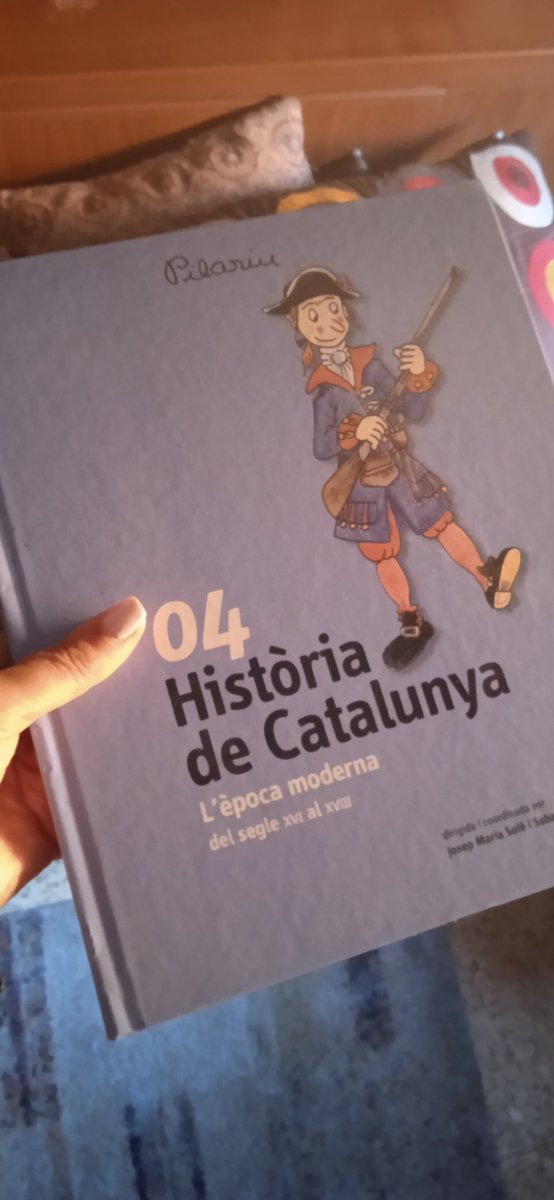 Faig de mestra en un centre públic de l'AMB .
Sols en tinc un.
Si algú la té sencera i se'n vol despendre si me la passa en juro fer-ne bon ús .
Tinc pocs seguidors però demano difusió.
Defenso la història però necessito suports.
Agraïda.