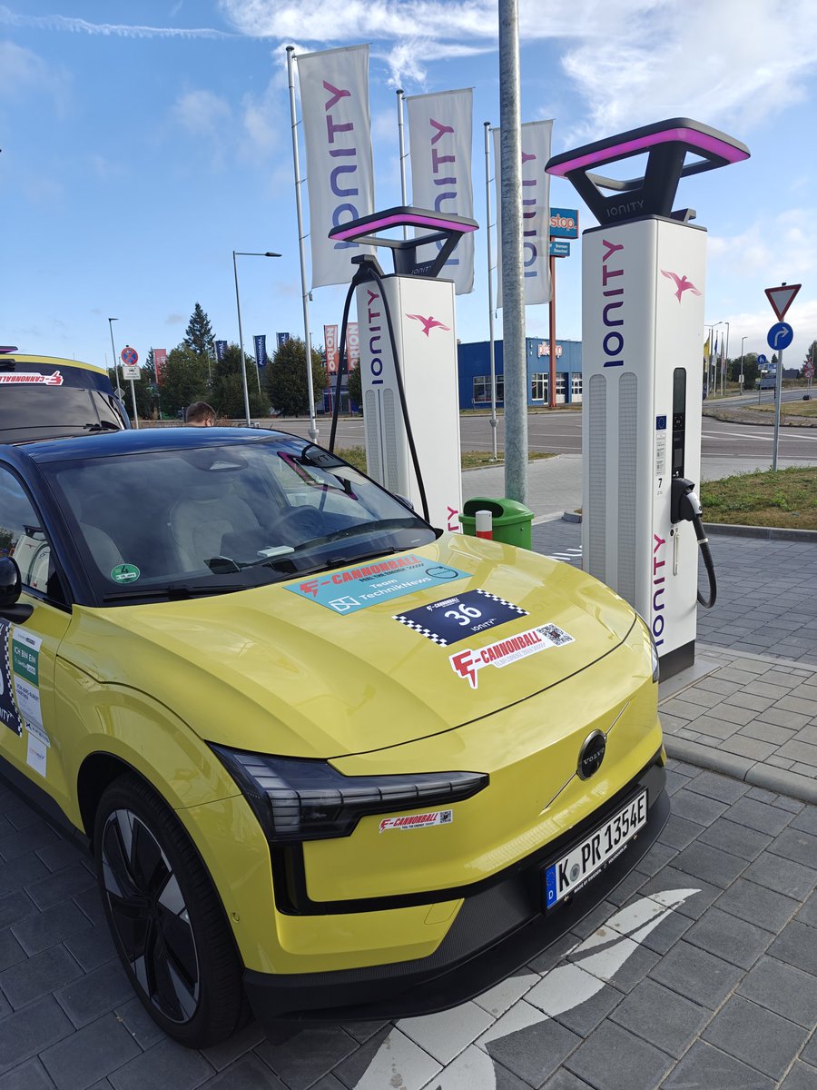 DiedrichLeander's tweet photo. Kurzer Ladestopp. Gleich sind wir in der Arena E in Mühlsen, wo @Techmaster1409 den Rundenrekord im Elektrokart aufstellen wird. Nicht mehr und nicht weniger erwarte ich🤪 #ecannonball #ecb24 https://t.co/fNhjYJlquh