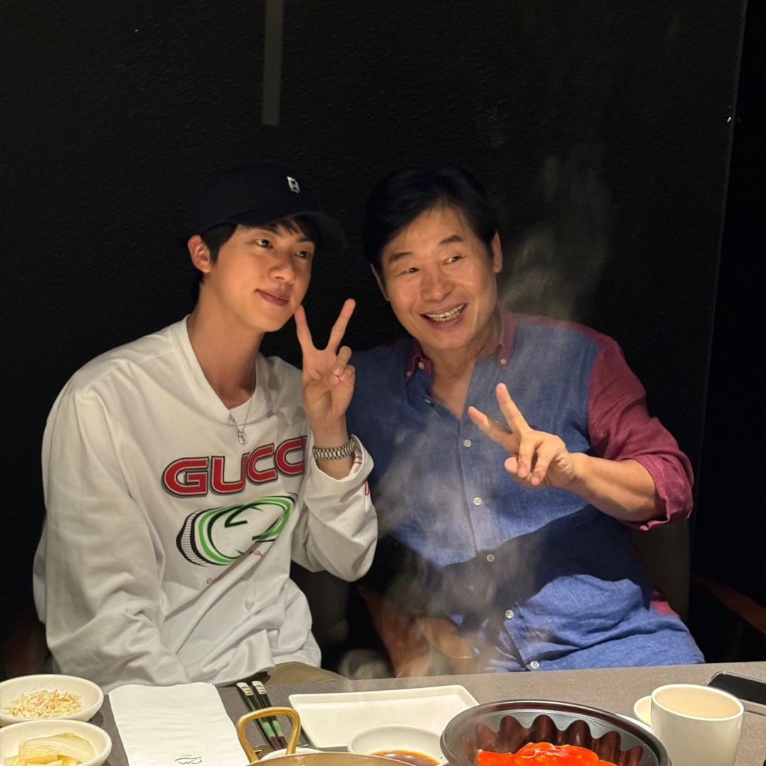 marcelacarba23's tweet photo. La cuenta Oficial de Lee Yeonbok, publicó un nuevo Post junto a Seokjin  😍

✍: "Antes de Chuseok, prometí ir a comer algo delicioso con Seokjin, así que llegamos a Oseiromushi en Yeouido". https://t.co/ZOaUYkJxR7