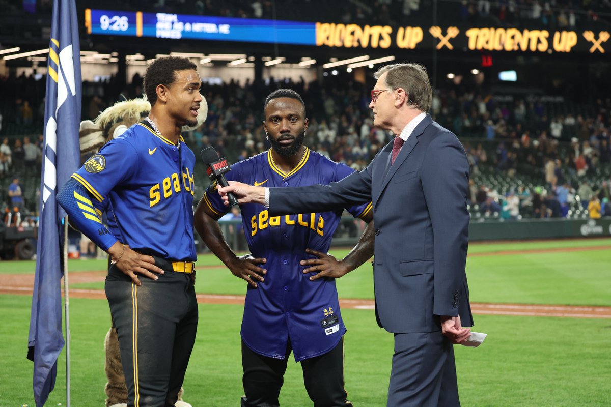 Julio Rodríguez translating for Randy Arozarena on the field after the <a href="/Mariners/">Seattle Mariners</a> walk-off win 🥹