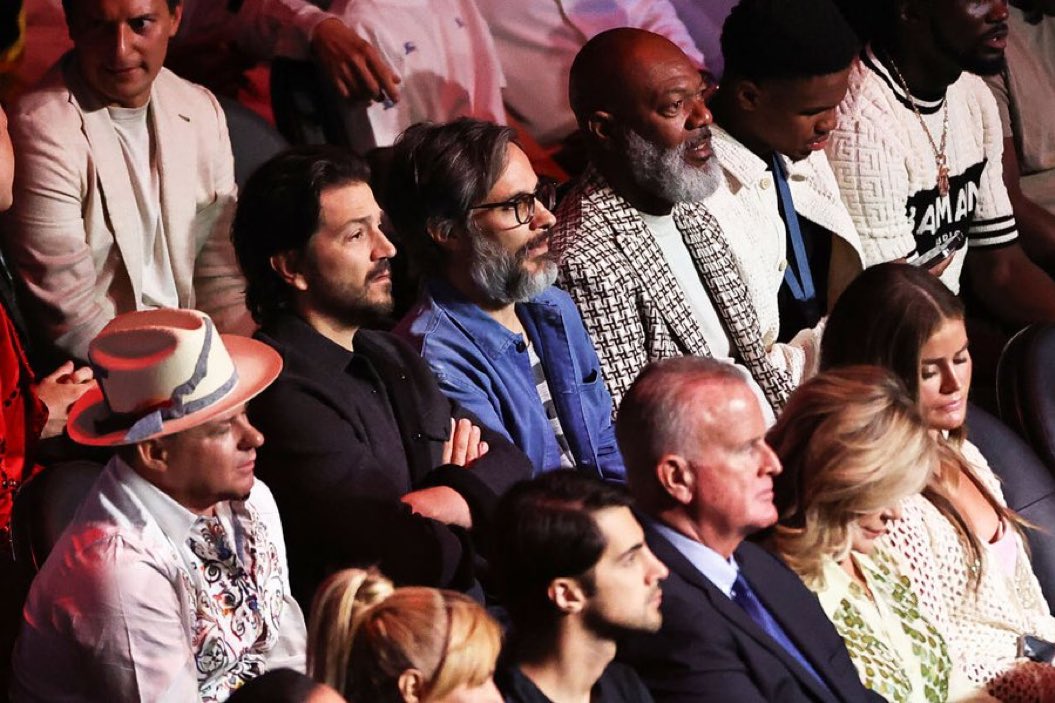 Perdón <a href="/GaelGarciaB/">Gael García Bernal</a> y <a href="/diegoluna_/">diego luna</a> que los interrumpa en la pelea del Canelo, pero en México estamos en la pelea por la separación de Poderes y que no muera el Estado de Derecho y no han dicho ni pío, aquí también son solo espectadores…