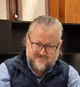 Lamento mucho el fallecimiento de Úrsus Juárez. Es la pérdida de un buen hombre, un gran ser humano, una persona creativa y talentosa, amante del Derecho y de las Letras. Compañero en las aulas, buen amigo y hermano.