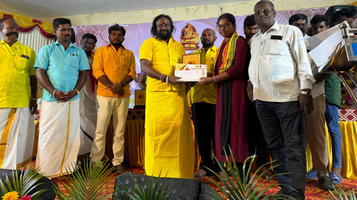 KKSelvakumaroff's tweet photo. நேற்றைய தினம்(14.09.2024) வீரமுத்தரையர் முன்னேற்ற சங்கம் சார்பில் குளித்தலையில் நடைபெற்ற  மாணவச் செல்வங்களுக்கான பாராட்டு விழாவிற்கு தலைமையேற்று எழுச்சியுரையாற்றினேன்.மேலும் அதிக மதிப்பெண் பெற்ற 10-ம் மற்றும் 12-ம் வகுப்பு மாணவ மாணவிகளுக்கு பரிசுகள் வழங்கி கௌரவிக்கபட்டது..
இந்த நிகழ்வில் கலந்து கொண்ட அனைத்து மாணவ, மாணவிகளுக்கும் வீர முத்தரையர் முன்னேற்ற சங்கம் சார்பில் பாராட்டுக்களையும் வாழ்த்துக்களையும் தெரிவித்து கொள்கிறேன்..