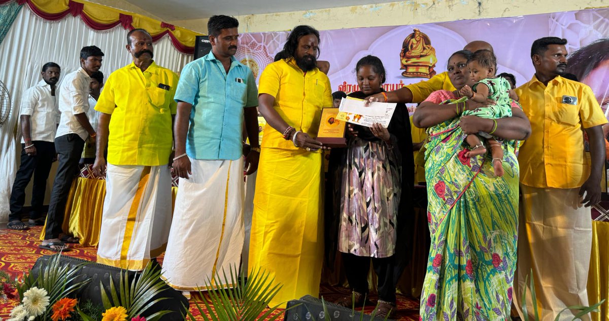KKSelvakumaroff's tweet photo. நேற்றைய தினம்(14.09.2024) வீரமுத்தரையர் முன்னேற்ற சங்கம் சார்பில் குளித்தலையில் நடைபெற்ற  மாணவச் செல்வங்களுக்கான பாராட்டு விழாவிற்கு தலைமையேற்று எழுச்சியுரையாற்றினேன்.மேலும் அதிக மதிப்பெண் பெற்ற 10-ம் மற்றும் 12-ம் வகுப்பு மாணவ மாணவிகளுக்கு பரிசுகள் வழங்கி கௌரவிக்கபட்டது..
இந்த நிகழ்வில் கலந்து கொண்ட அனைத்து மாணவ, மாணவிகளுக்கும் வீர முத்தரையர் முன்னேற்ற சங்கம் சார்பில் பாராட்டுக்களையும் வாழ்த்துக்களையும் தெரிவித்து கொள்கிறேன்..