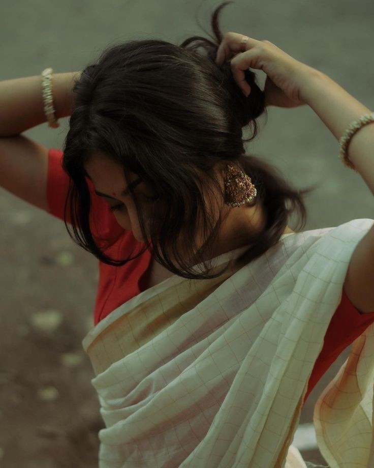 Rocking_Nainaa's tweet photo. आसान नहीं है किरदार औरत का निभा पाना
एक सफेद चादर है, दाग पानी से भी लग जाता है..!!

 https://t.co/lVxs2qGrYg https://t.co/reu5e0lNsR