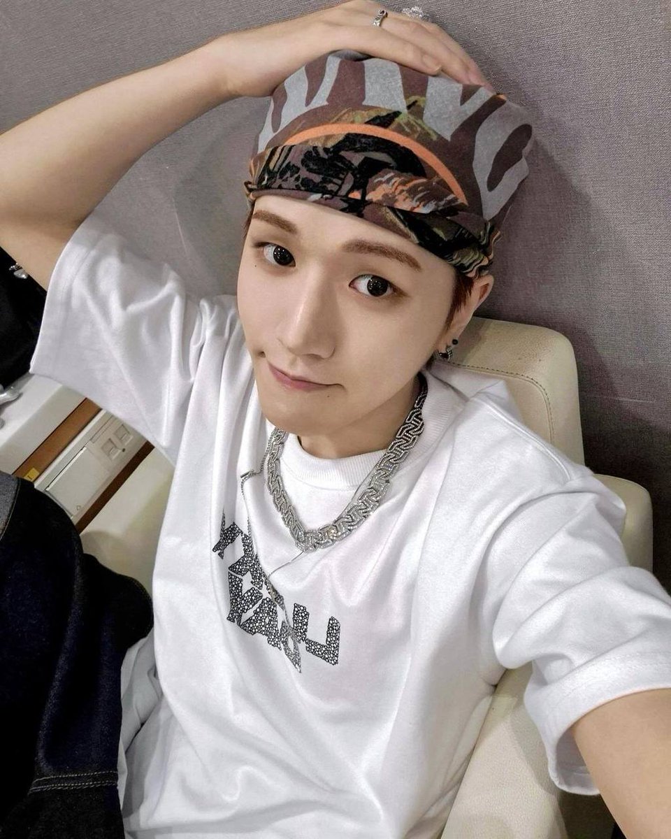 Rikoo's tweet photo. Underneath the cool, casual vibe of bandana and chain, there lies a quiet confidence—serene yet bold. With eyes that speak a thousand unspoken words, a calm yet captivating aura radiates from every angle. https://t.co/6vgCimzLgX