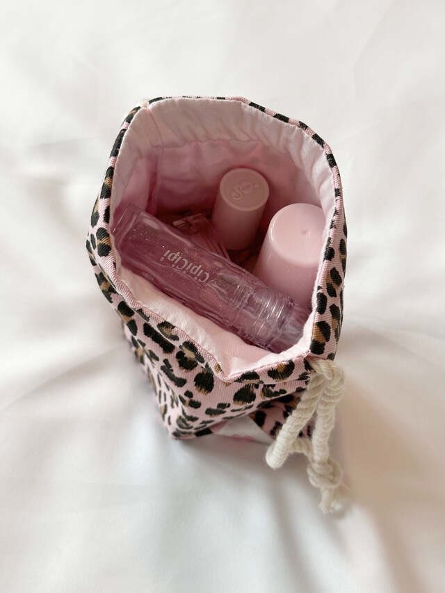 rincomma_'s tweet photo. 💟 스트링 파우치 업로드 완료 💟

• 7 type / 1 size string pouch !
• 제작기간이 소요되는 제품 입니다

~ 9월 18일 추석 연휴 기간 동안 구매 시
배송비 무료 이벤트 설정 해두었습니다 🚚

https://t.co/spsiig8YgJ

RT추첨 세 분께 (디자인랜덤) 스트링 파우치를 드려요 🛒 https://t.co/glcIUsITpq