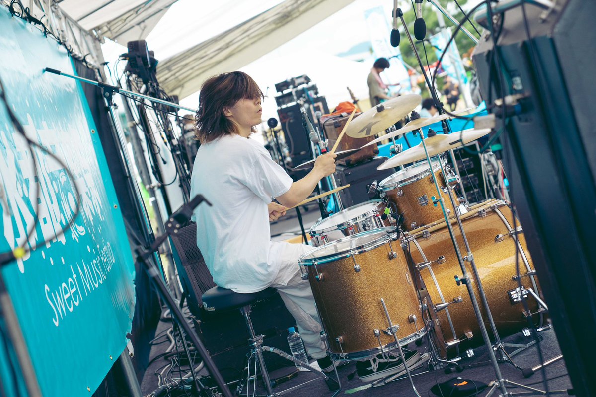 suito1120's tweet photo. Lステージ 2組目「The Rusted Crown」

照らしつける太陽を味方に付け演奏する姿が初登場とは思えない程にかっこよく、終始惹き付けられました。力強くもどこか寂しげな歌声と熱いMCで、夏の終わりを感じるとともに明日を生きるパワーをもらえるようなステージでした！

📸 @basser777_photo https://t.co/pldI0zdjPR