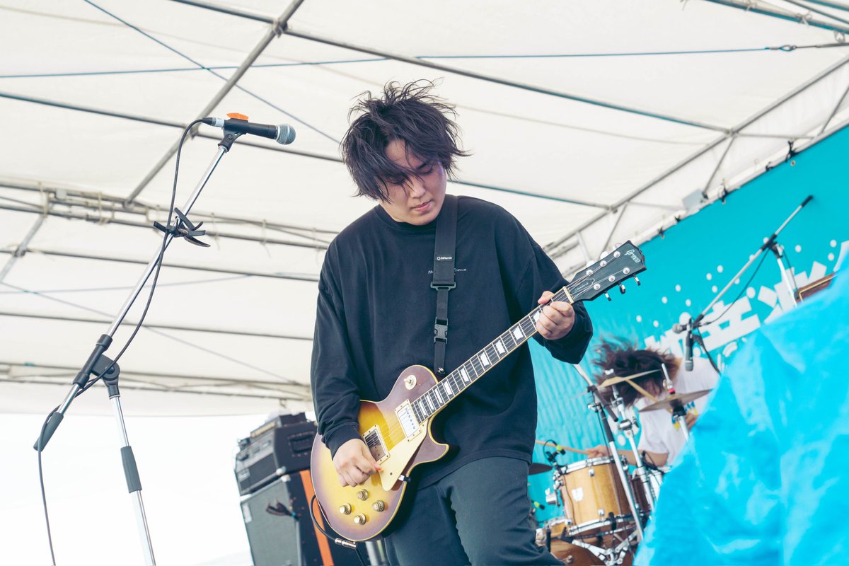 suito1120's tweet photo. Lステージ 2組目「The Rusted Crown」

照らしつける太陽を味方に付け演奏する姿が初登場とは思えない程にかっこよく、終始惹き付けられました。力強くもどこか寂しげな歌声と熱いMCで、夏の終わりを感じるとともに明日を生きるパワーをもらえるようなステージでした！

📸 @basser777_photo https://t.co/pldI0zdjPR