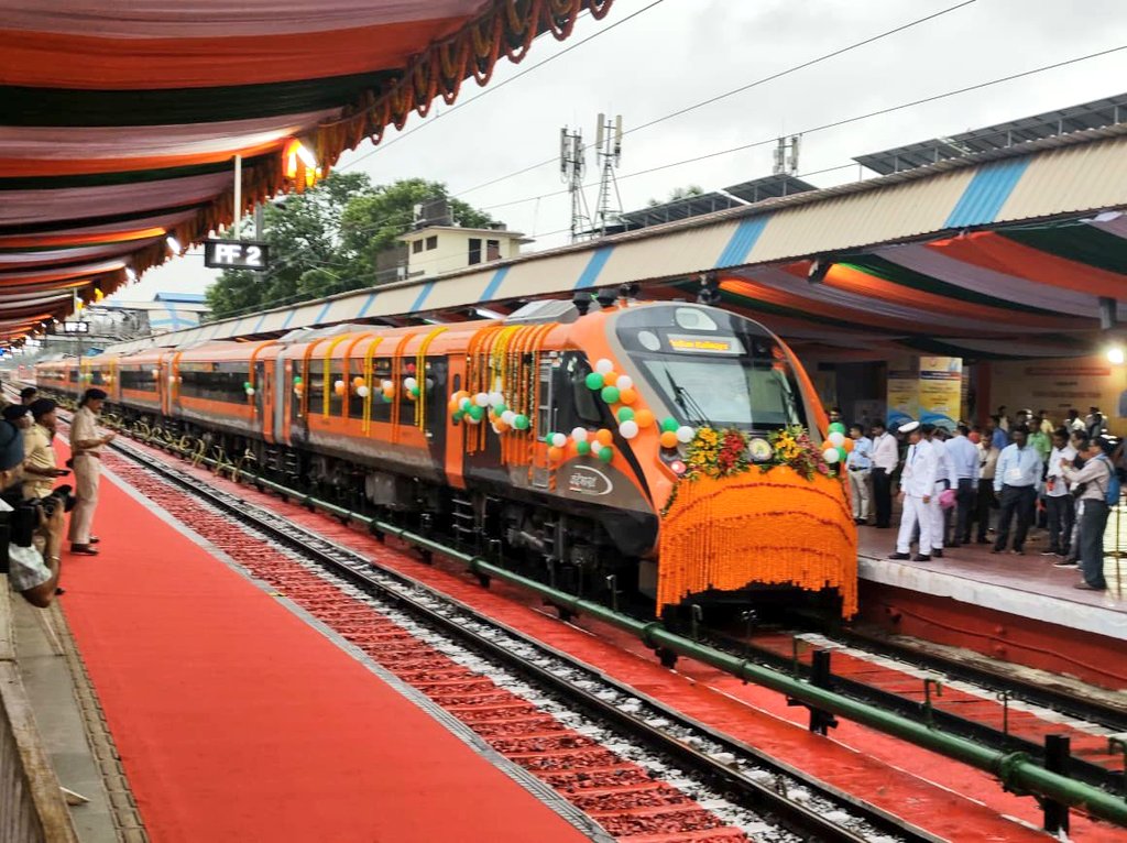 SCRailwayIndia's tweet photo. Tatanagar station is decked up colourfully for a grand occasion as we prepare to welcome the Hon’ble Prime Minister, who will flag off the new #VandeBharatExpress
#RailInfra4Jharkhand https://t.co/uwdBItwOoF