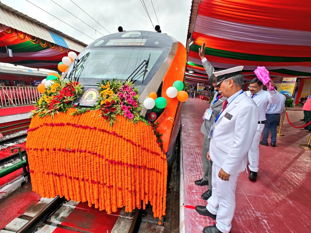 SCRailwayIndia's tweet photo. Tatanagar station is decked up colourfully for a grand occasion as we prepare to welcome the Hon’ble Prime Minister, who will flag off the new #VandeBharatExpress
#RailInfra4Jharkhand https://t.co/uwdBItwOoF