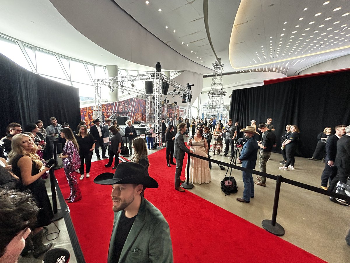 Still can’t believe I &amp; <a href="/_jack_farrell/">Jack Farrell 🗞</a> got to cover the <a href="/CCMAofficial/">CCMA</a> awards for <a href="/CdnPressArts/">The Canadian Press Arts</a>.

How many people can say they worked a red carpet &amp; talked to people like MacKenzie Porter, Thomas Rhett &amp; k.d. lang?

So grateful for these opportunities and I hope they keep coming!