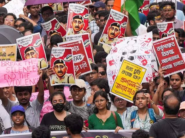 arpita_dg's tweet image. Salute to the #DoctorsProtest their non stop Dharma for 37 days!!
Their courage is contagious &amp;amp; has spread like wild fire in the entire state of West Bengal!
Finally the Principal and OC arrested for involvement in murder and tampering evidence! #JusticeForRGKar