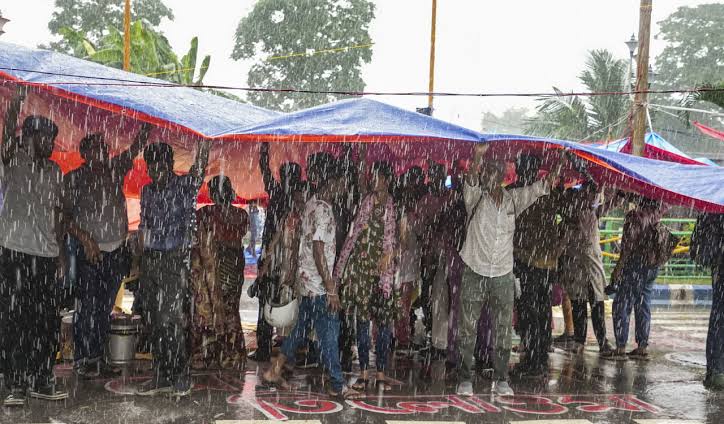 arpita_dg's tweet image. Salute to the #DoctorsProtest their non stop Dharma for 37 days!!
Their courage is contagious &amp;amp; has spread like wild fire in the entire state of West Bengal!
Finally the Principal and OC arrested for involvement in murder and tampering evidence! #JusticeForRGKar