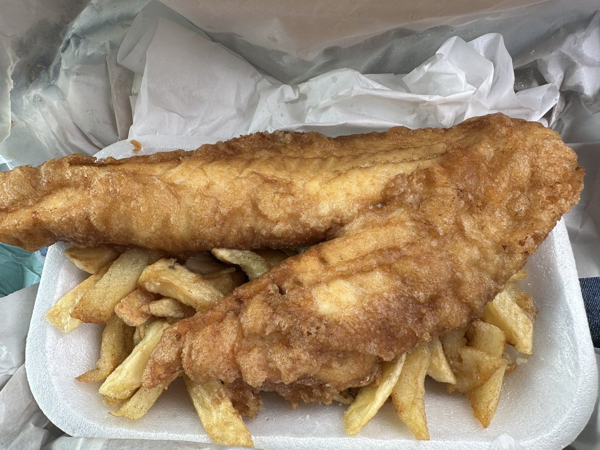 Mearcat655's tweet photo. @ThickNorthern My local chippy is even cheaper. Lancashire prices 👌🏽 https://t.co/PhXPmRVTXK