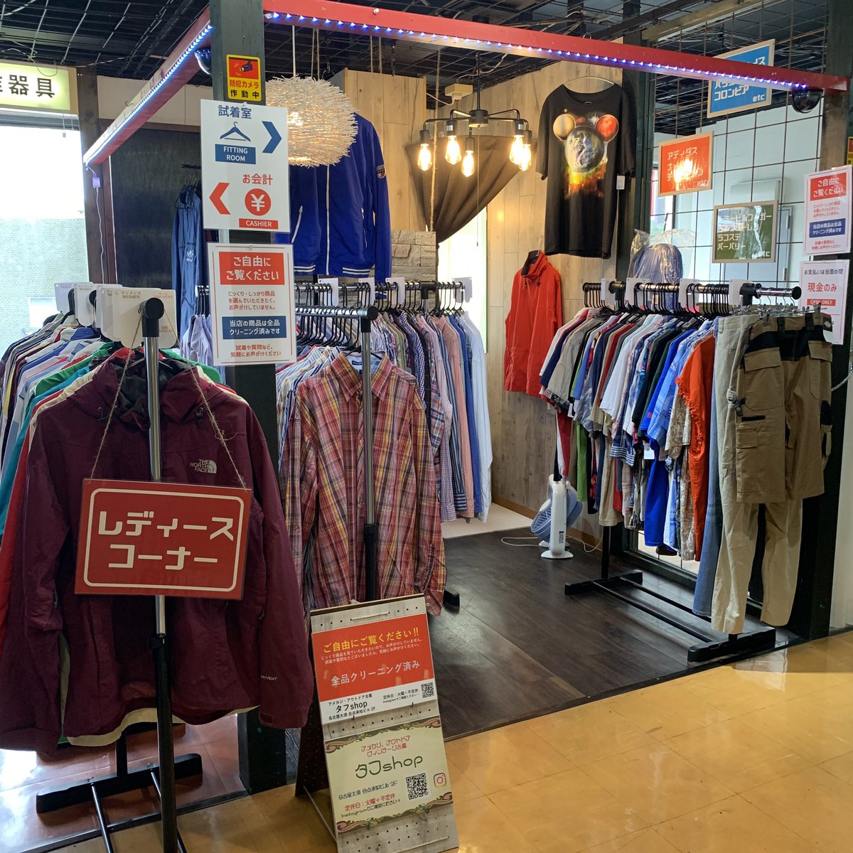 tafshop's tweet photo. 今日はお祭りか大きめのイベントでしょうか❓
大須賑わってます🏮

L.L.BEANのナイロンジャケット🧥
80〜90年台のロゴがかわいい一枚です❤️

#llbean #エルエルビーン #トラックジャケット #古着 #大須古着屋 #古着屋 #ナイロンジャケット #タフshop https://t.co/SckqYAawqM