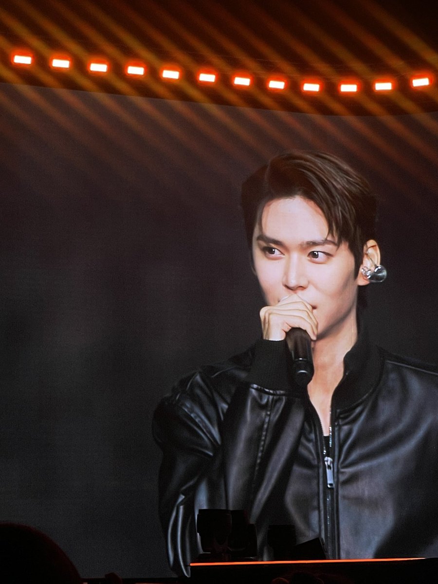 eunseok looks so fine today what the hell