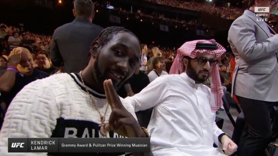 ChampRDS's tweet photo. No way the UFC broadcast team thought Terence Crawford was Kendrick Lamar 😭😭

#NocheUFC #UFC #MMA https://t.co/gm3NcHoDOe