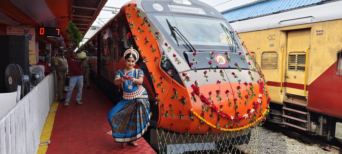 RailMinIndia's tweet photo. Odissi dancers mark the inaugural run of the Brahmapur-Tatanagar #VandeBharat Express, capturing the moment with the modern marvel.
📍Brahmapur, Odisha

#RailInfra4Jharkhand https://t.co/UvHZpz4Dig